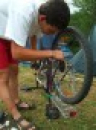 Frico opravuje bicykel